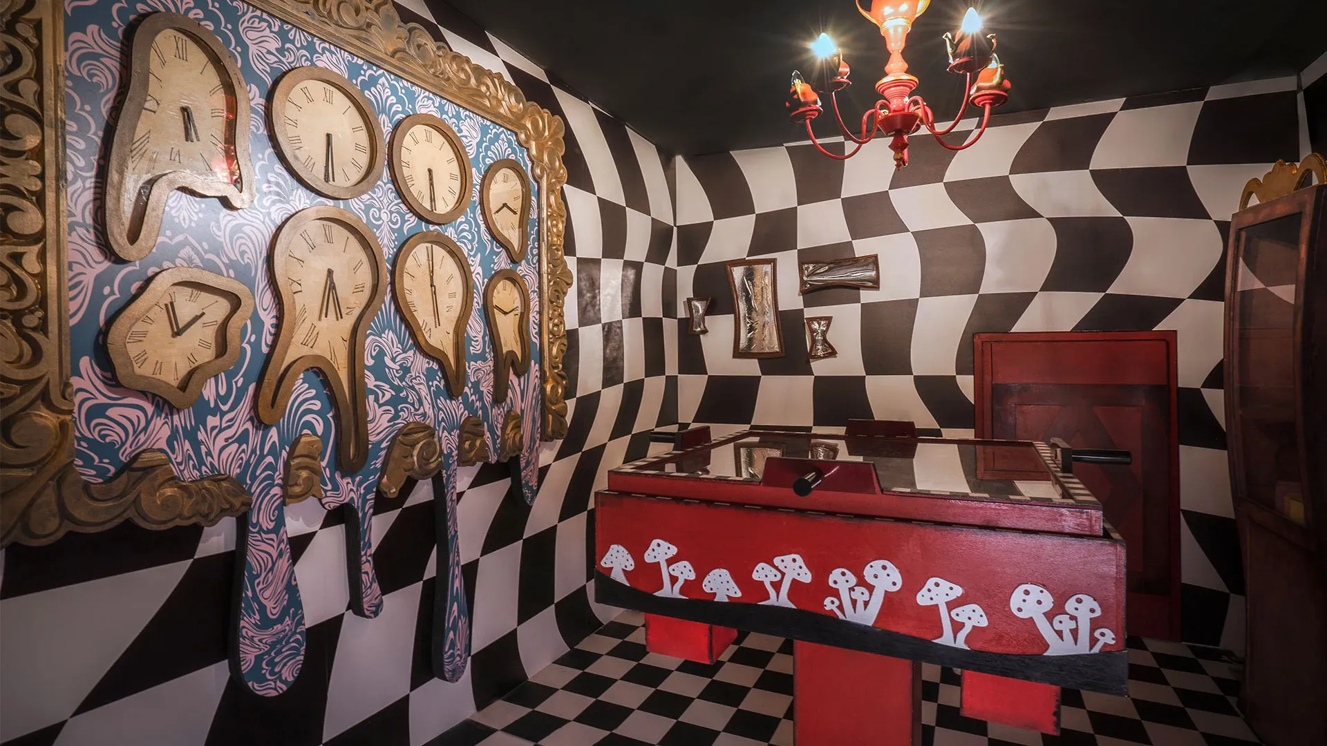 Alice In Wonderland escape room set